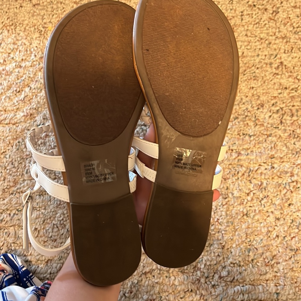 White Sandals With Chain - Picture 4 of 4